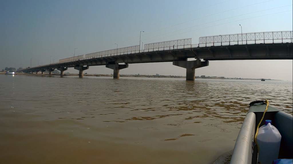 The Farrukhabad bridge is very busy
