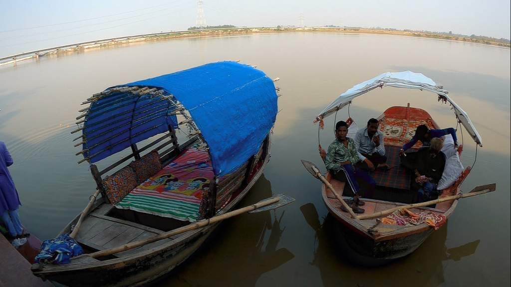 Boatmen waiting for tourists at Bithoor